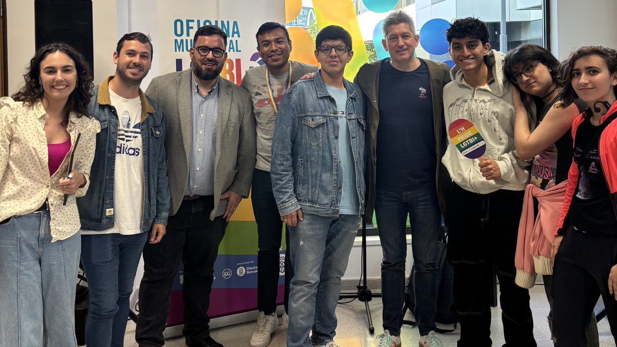 JSCLH's tweet photo. 👉 El divendres vam participar a la inauguració de la Oficina #LGTBI+🌈

📣 També, vam llegir el manifest pel dia contra la #LGTBIfòbia! 🙌 🏳️‍🌈🏳️‍⚧️

A #LHospitalet, ni por, ni silenci. ORGULL! ✊🌹

#ArrelemElFutur #DeixemPetjada https://t.co/EmKOxPkFha