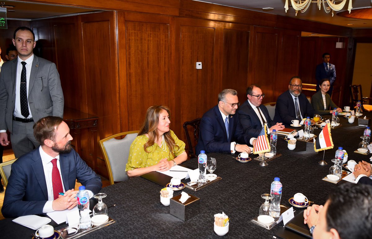 استقبل د. بدر عبد العاطي اليوم السيد مسعد بولس كبير مستشاري الرئيس الأمريكي للشئون العربية والشرق الأوسط والمستشار رفيع المستوي للشئون الأفريقية. لقاء مثمر حول تعزيز الشراكة الاستراتيجية بين مصر والولايات المتحدة، والتعاون الثلاثى فى أفريقيا، وتعزيز التعاون الإقتصادى.