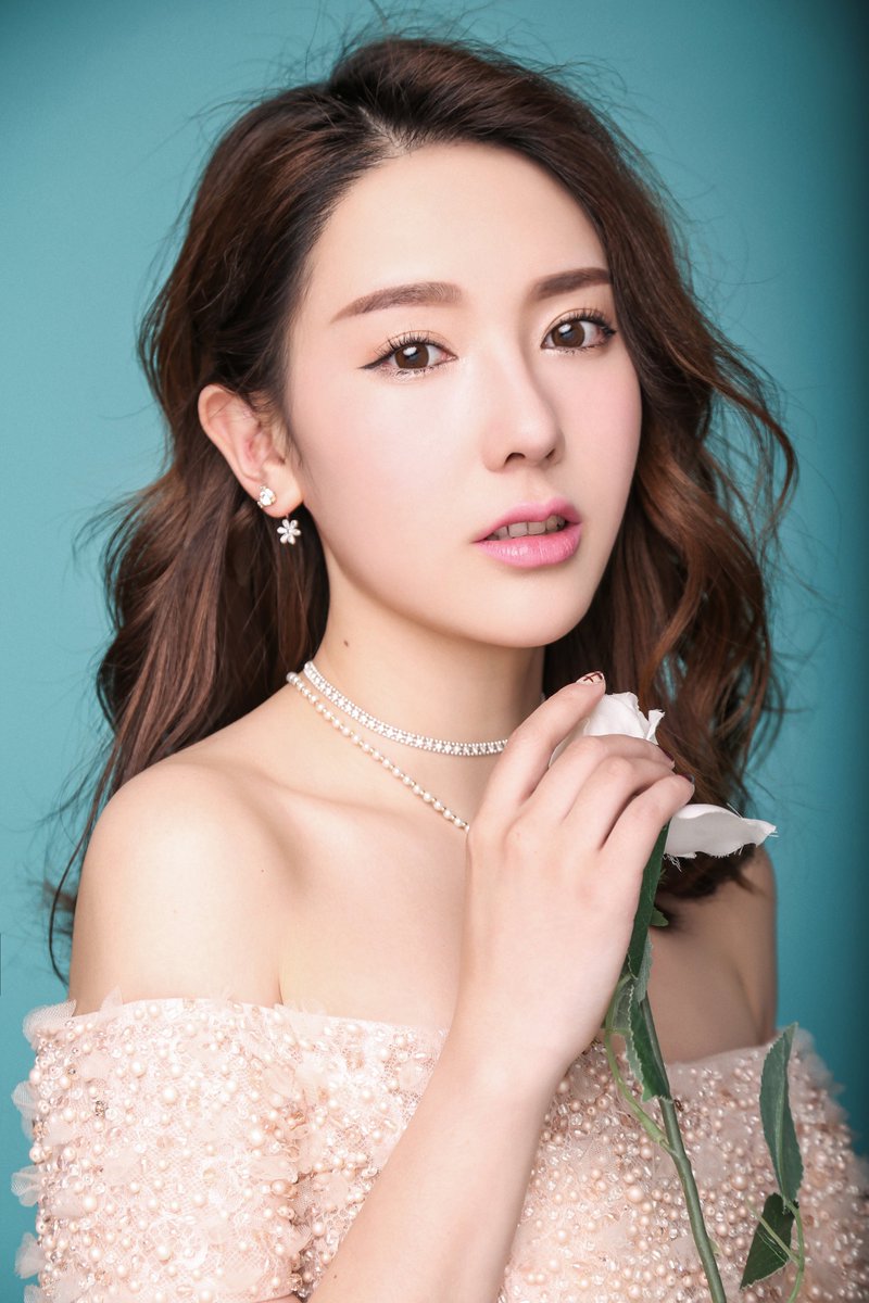 最近很久没拍瑟瑟了，只能发点写真