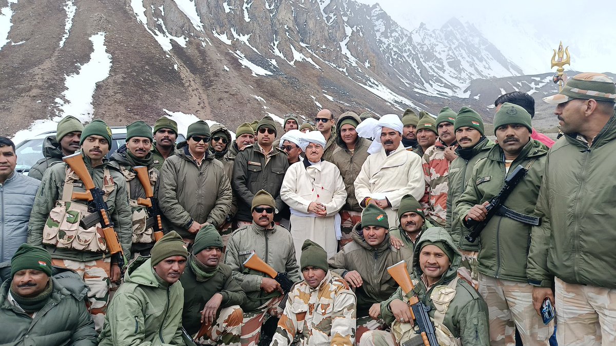 आज पिथौरागढ़, उत्तराखंड में हिमालय की गोद में स्थित अध्यात्म और संस्कृति की पवित्र स्थली आदि-कैलाश के पावन दर्शन कर धन्य हुआ।
इस दौरान राष्ट्र की रक्षा में प्रतिपल कर्तव्यनिष्ठ हमारे वीर जवानों से भेंट कर उनके साहस, शौर्य व उत्साह के साक्षी बनने का भी सौभाग्य प्राप्त हुआ।

अलौकिक
