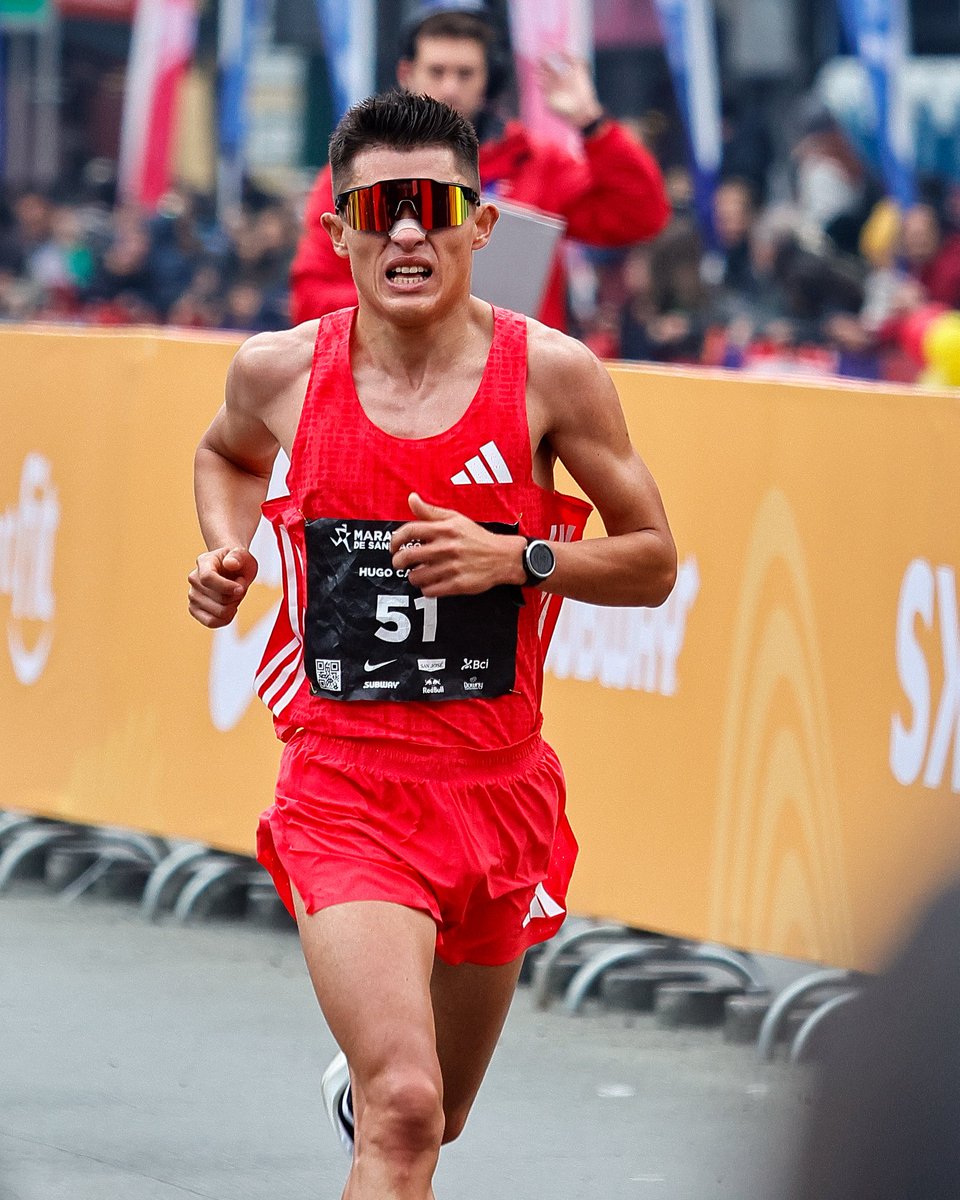TeamChile_COCH's tweet photo. ¡CARLOOOOOS! 🥇🏃🏻‍♂️🫅🏻

 El multimedallista sudamericano y panamericano Carlos Díaz 🇨🇱 ganó 🥇 el Maratón de Santiago con un crono de 2h:09.50 extraoficialmente.

Fue el debut de Carlos en la máxima distancia de la prueba capitalina, quien con este triunfo completó su triplete 😮‍💨 en el certamen, porque ya había ganado en 10k 🥇y 21k 🥇.

En los 21k celebró Matías Silva 🥇(1h 03:30), seguido de Hugo Catrileo 🥈(1h 04:34).

En los 10k el más rápido fue Diego Uribe 🥇 (28:37).

Actualizaremos cuando tengamos más resultados 🤓.

#VamosTeamChile 🇨🇱