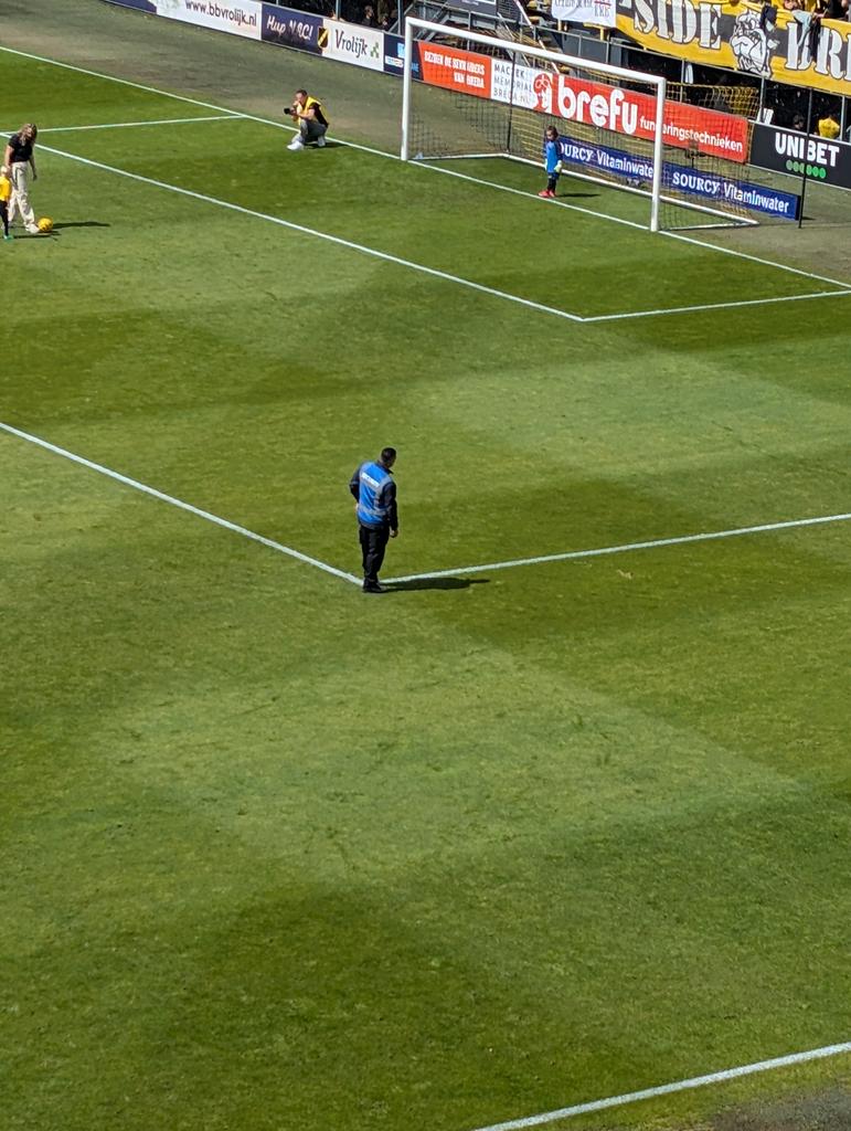 DunGroes's tweet photo. Wat zouden die mannen toch aan het bewaken zijn.. #nacpraat https://t.co/yy1jumYUCB