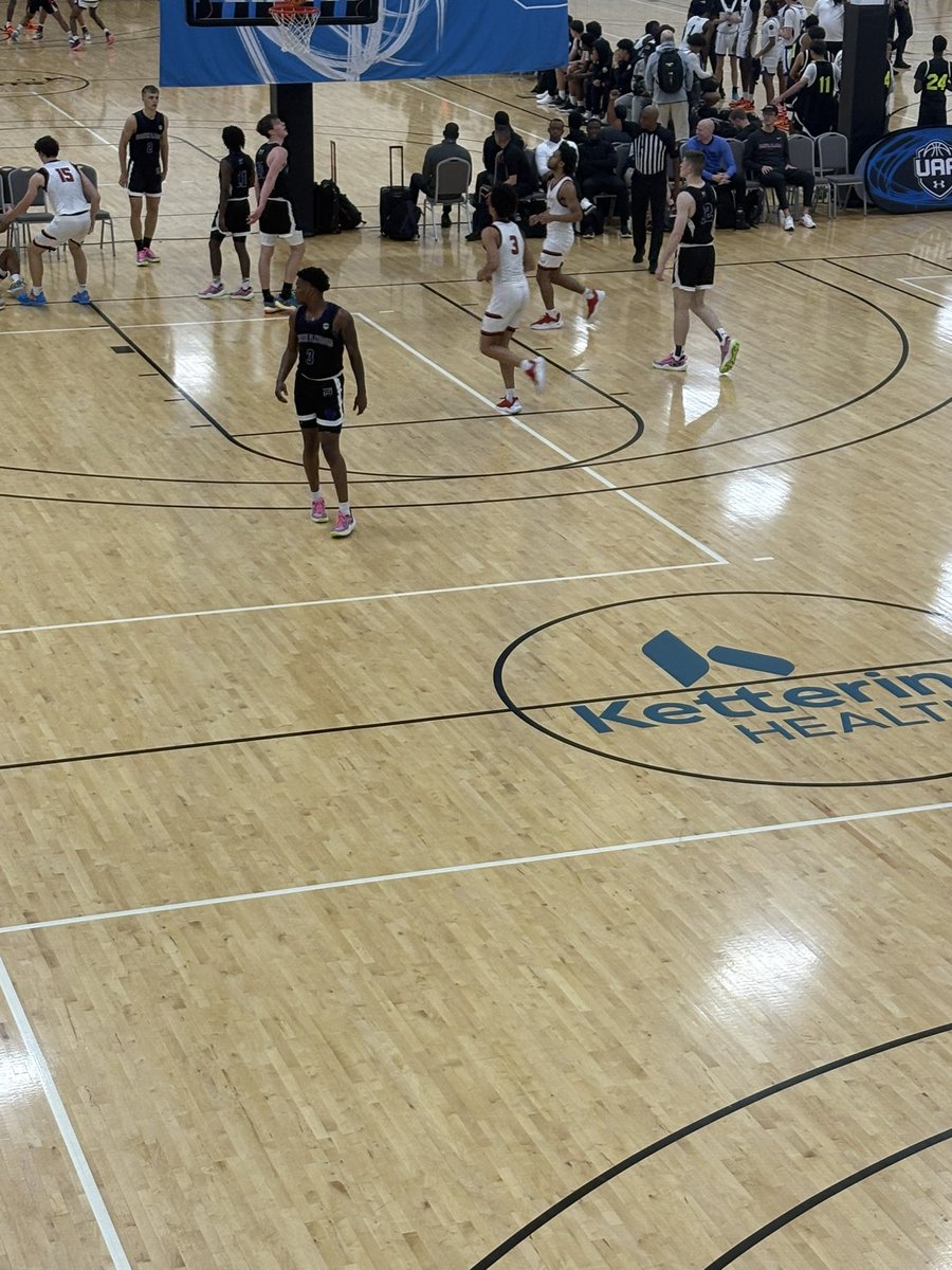 Standouts from @sw15h_elite vs @wisconsinpgc :

@sw15h_elite :
@zionwells2DN 2026 6’4 Combo
@treytonjones22 2026 6’6 combo

@wisconsinpgc :
@fendy3fendy_ 2026 6’4 Wing
@zavier44 2026 6’7 wing
@jaydon_awe 2025 6’10 Big