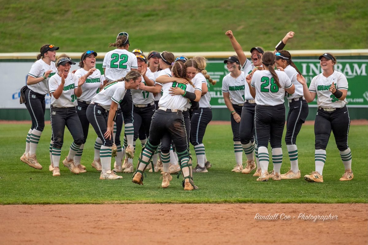 GreenHillHighSB's tweet photo. Week 11 Vibes… made it to the final week of ball 💥🤩💚🐶  #Team5 #WinInTheDark

📸 PC: Randall Coe and Jackson Reynolds https://t.co/cbWgg3CBbN