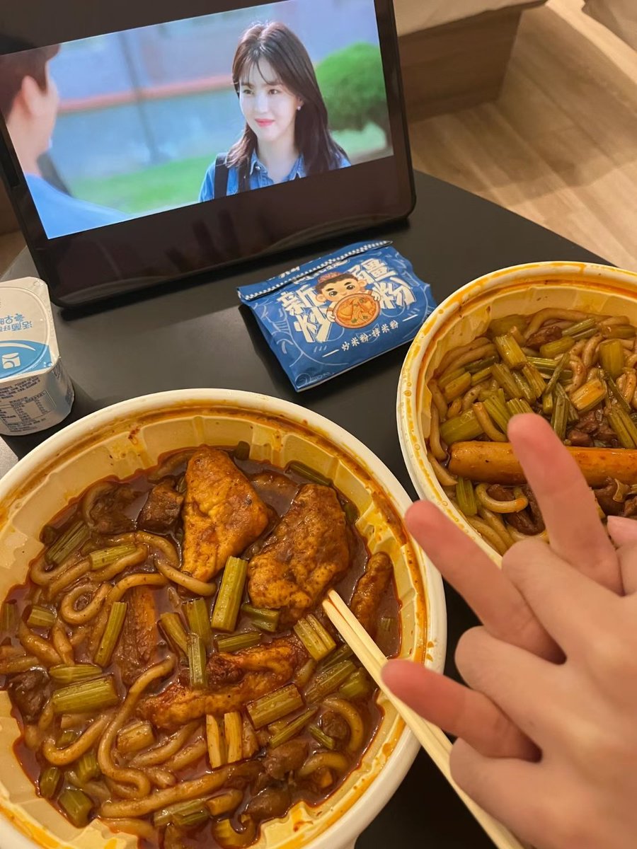 NanFei029's tweet photo. 近期和媳妇的吃吃吃，一边吃着饭，一边看着电视剧，一边摸着黑丝脚，生活不就如此。#西安 #夫妻互换  #丝袜美腿  #黑丝脚 https://t.co/E5cZJJBoIZ