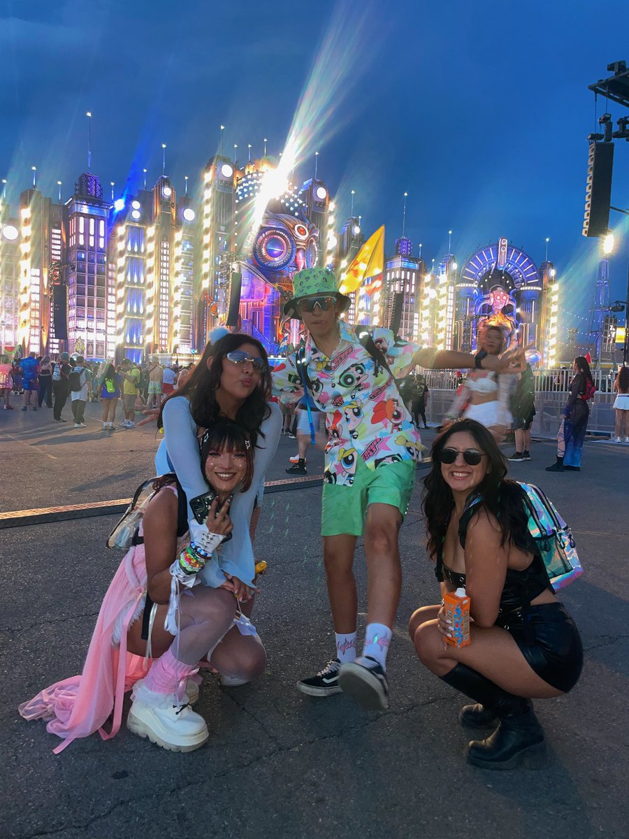 kxmrvvn's tweet image. 🎀 EDC DAY 1 🎀