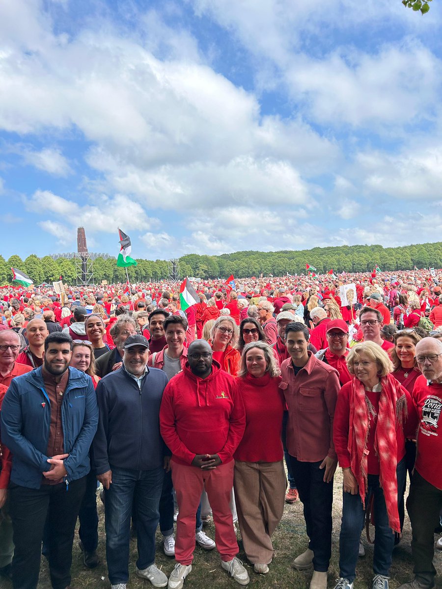 Samen trekken we de rode lijn. 🚩
Kippenvel. Vandaag liepen meer dan 100.000 mensen mee in de protestmars in Den Haag. Mensen van alle leeftijden, achtergronden en overtuigingen verenigd door één dringende boodschap aan het kabinet:

Doe alles wat in je macht ligt om Israël te