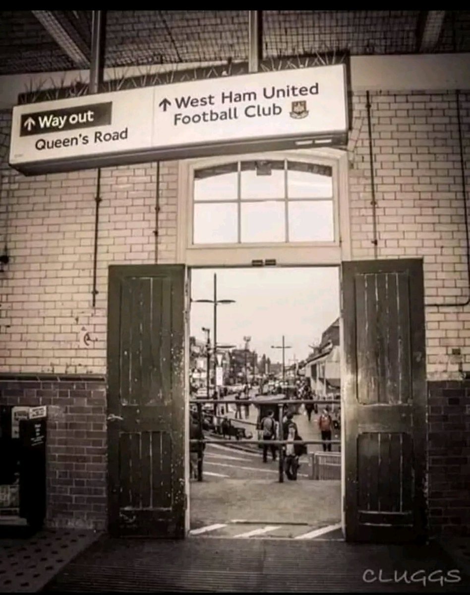 _LukeWHUFC's tweet image. If a photo could smell
What would this reveal
The home of the hammers
Ironmen of steel

If a photo could speak
What would this say
West Ham United
This is where we play

If a photo could sing
What would be it's song
It would be singing bubbles
We know that can't be wrong