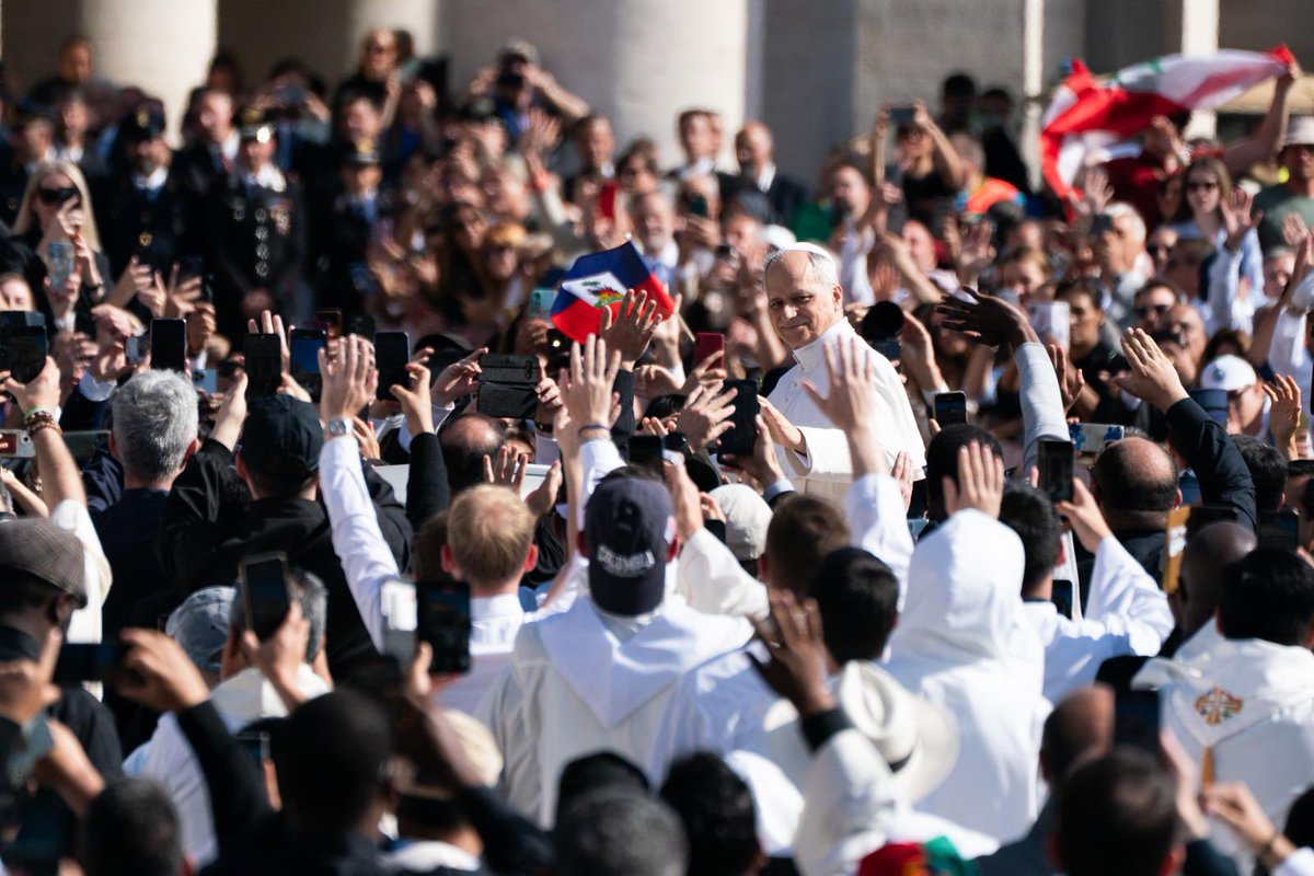 La photo du jour est de Lars Hagberg, photographe officiel du Premier ministre du Canada <a href="/MarkJCarney/">Mark Carney</a>
On y voit le pape Leon XIV, la foule et le bicolore national ce 18 mai 2025 sur la place Saint-Pierre