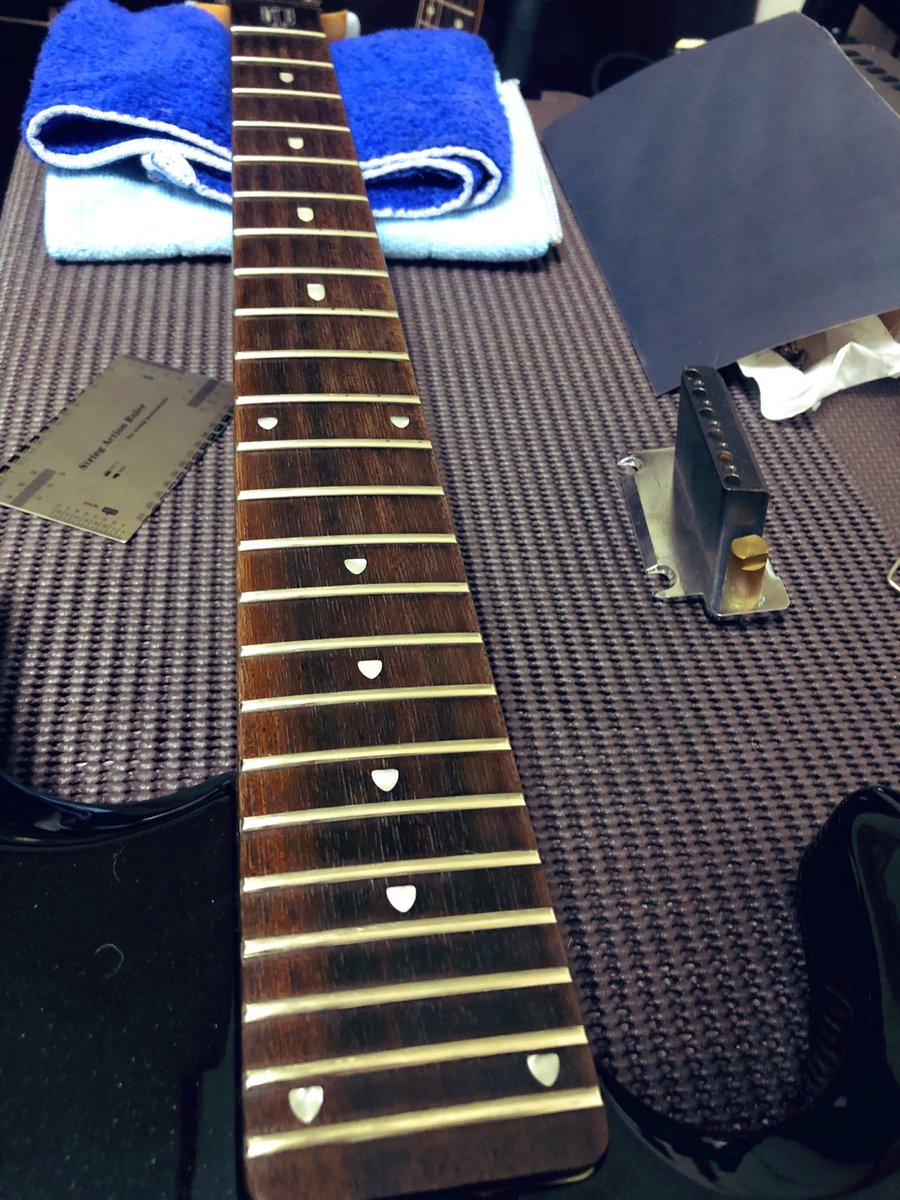 ktkn_cute's tweet photo. フレットは完了
来週あたりにTUSQナットが届くので最終調整はそこで

そして2点支持トレモロ、ブリッジ、サドルのオーバーホールへ https://t.co/xsDDC2zh1x