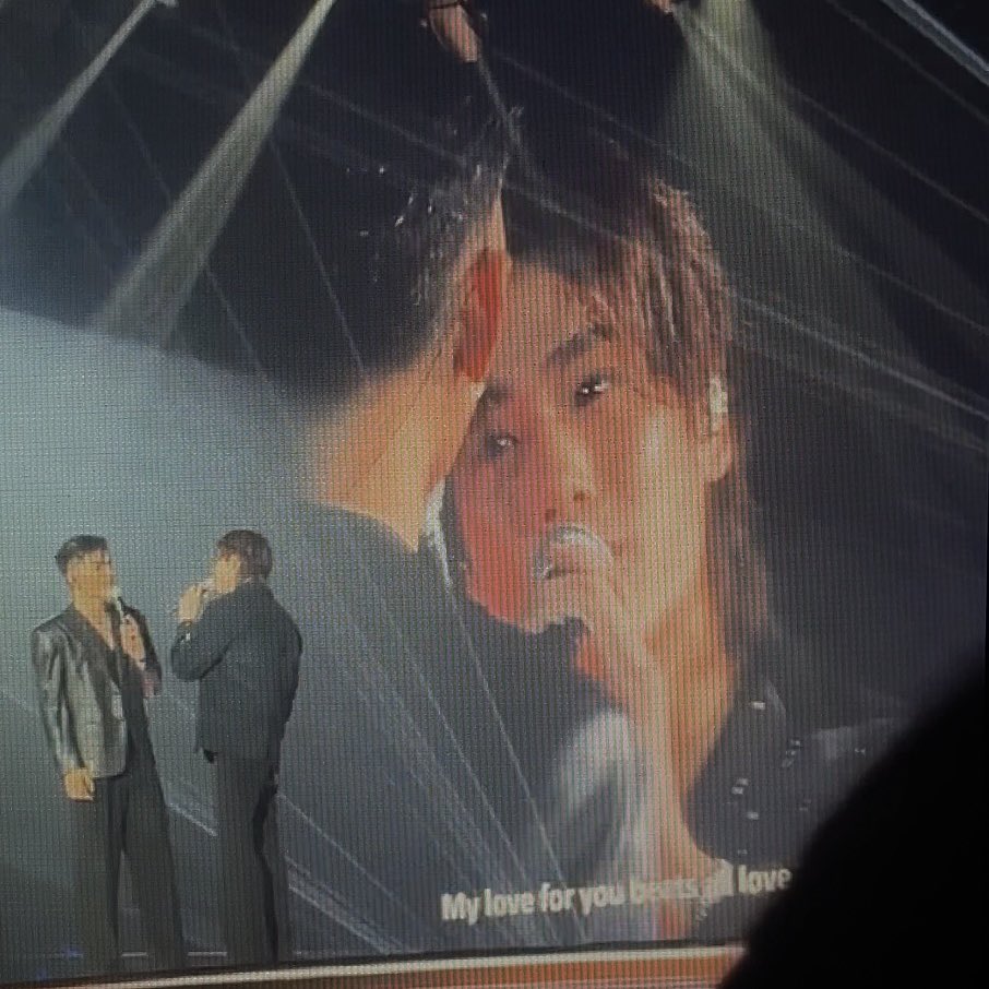 narawintangz's tweet photo. even though we didn’t get a kiss or hug, the way they looked at each other while singing the song says a lot already. this is no fan service at all, just pure love for each other. 

I AM IN TEARS

PONDPHUWIN LOVEMOSPHERE D2

#LOLFanFest2025D2 #ปอนด์ภูวินทร์ https://t.co/M0CcaZc1JC