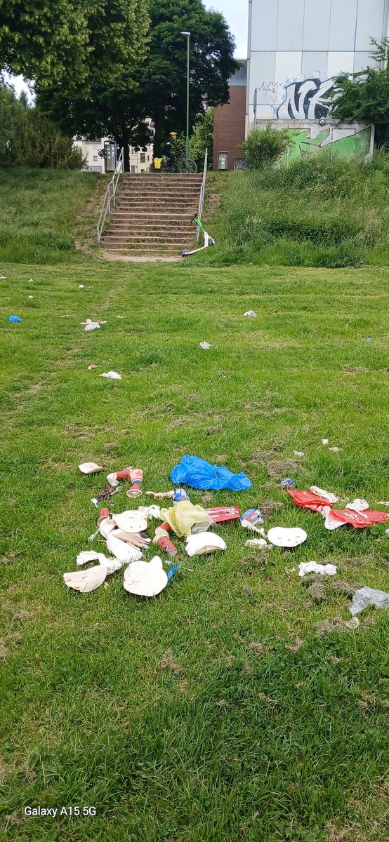 Und da waren sie wieder die drecks Juffen...
Oben neben der Treppe stehen 2 Mülleimer....
Könnt mir doch nicht sagen das die sauber sind...hahaha
Aber das Schwein als dreckig bezeichnen...
Sollten mal in den Spiegel schauen...🤔