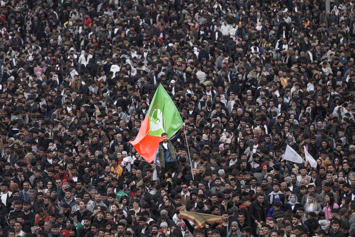 TimaGelAmedspo's tweet photo. Aynı anda iki takım tutulmaz bizim tek takımımız Amedspor'dur! 💚❤️ https://t.co/fD2HL3IJXR