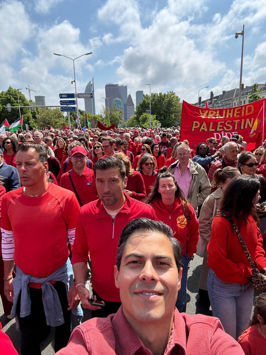 RobJetten's tweet image. Samen trekken we de rode lijn. 🚩
Kippenvel. Vandaag liepen meer dan 100.000 mensen mee in de protestmars in Den Haag. Mensen van alle leeftijden, achtergronden en overtuigingen verenigd door één dringende boodschap aan het kabinet:

Doe alles wat in je macht ligt om Israël te