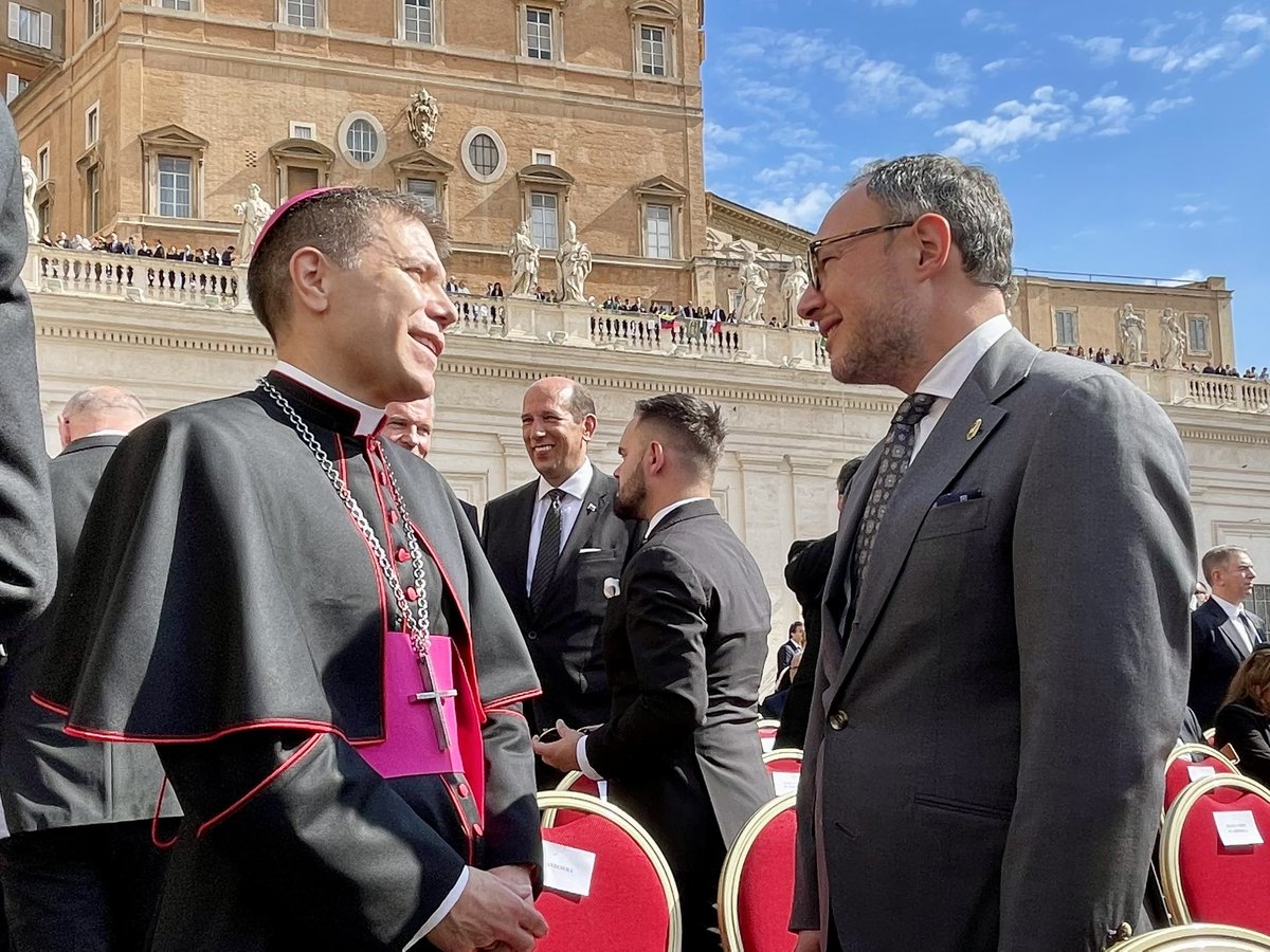 D’aquesta manera refermem els vincles seculars entre Andorra i la Santa Seu, amb qui compartim els valors i el compromís de vetllar i treballar conjuntament pel bé comú.
<a href="/BisbatUrgell/">Bisbat d'Urgell</a> <a href="/SindicsGenerals/">Síndics Generals</a> <a href="/GovernAndorra/">Govern d'Andorra</a>
