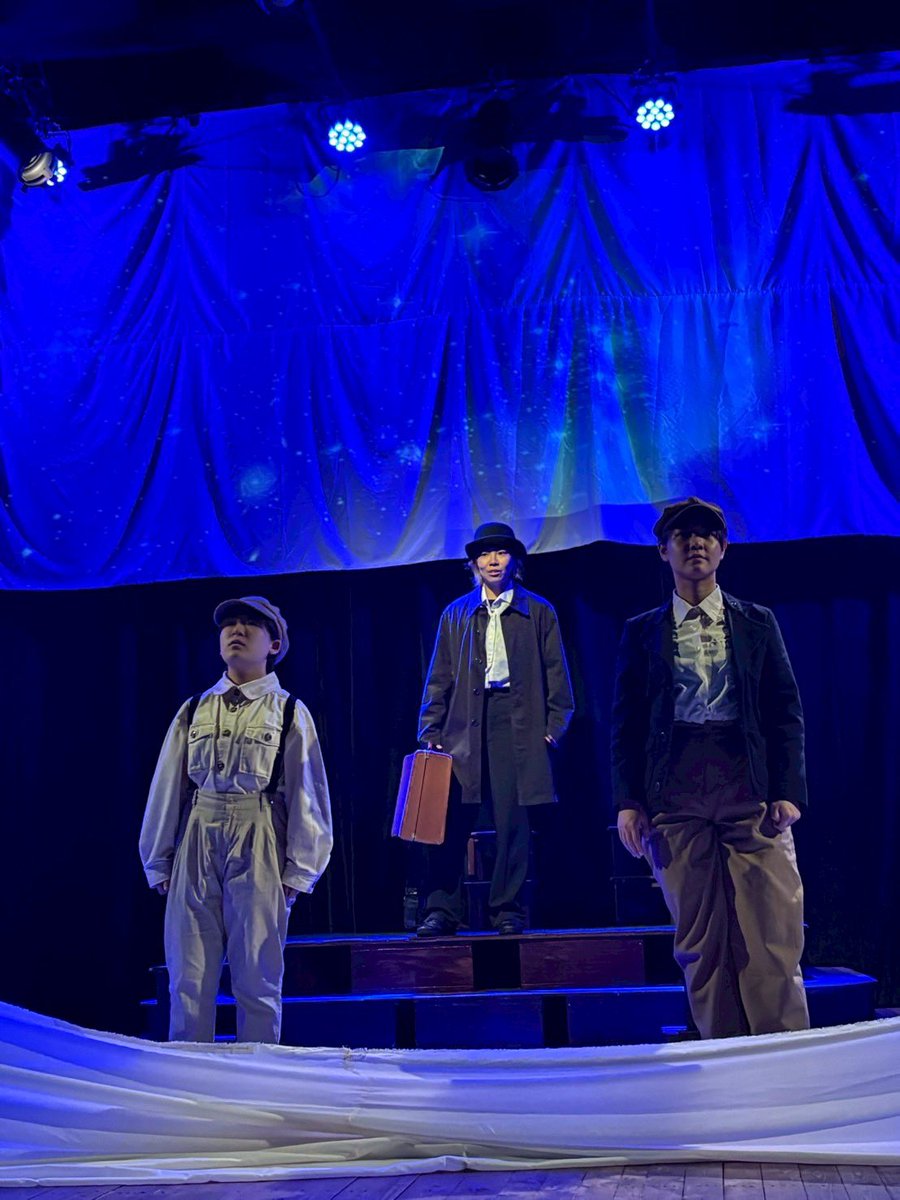 「にわかにその子供が頭を引っ込めて、
こっちを見ました。
それはカムパネルラだったのです。」

舞台は、
賢治とトシが
ジョバンニとカムパネルラとリンクしていきます。

#宮沢賢治
#OZmate 
#ミュージカル
#銀河鉄道に乗って