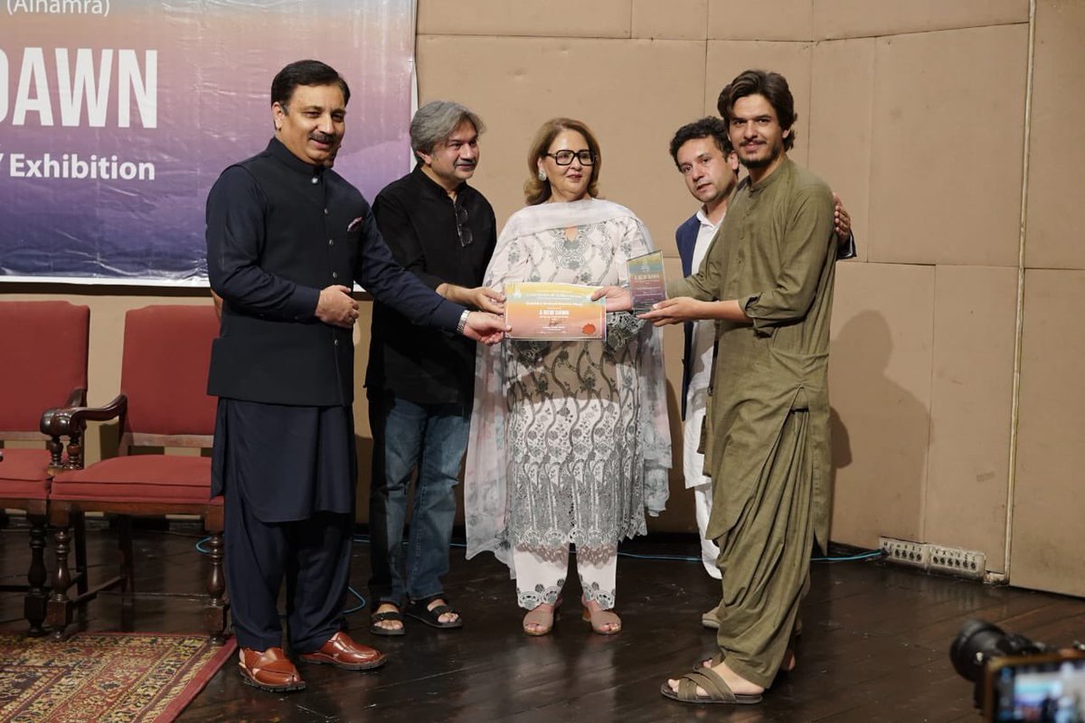 razi_ahmed_'s tweet image. Alhamra presented its twentieth Young Artists’ exhibition (runs through May 30). This exhibition showcases the talent of artists from all over Pakistan and is a testament to the ingenuity and vibrancy of these creative individuals. 🇵🇰 #alhamra #pakistaniart