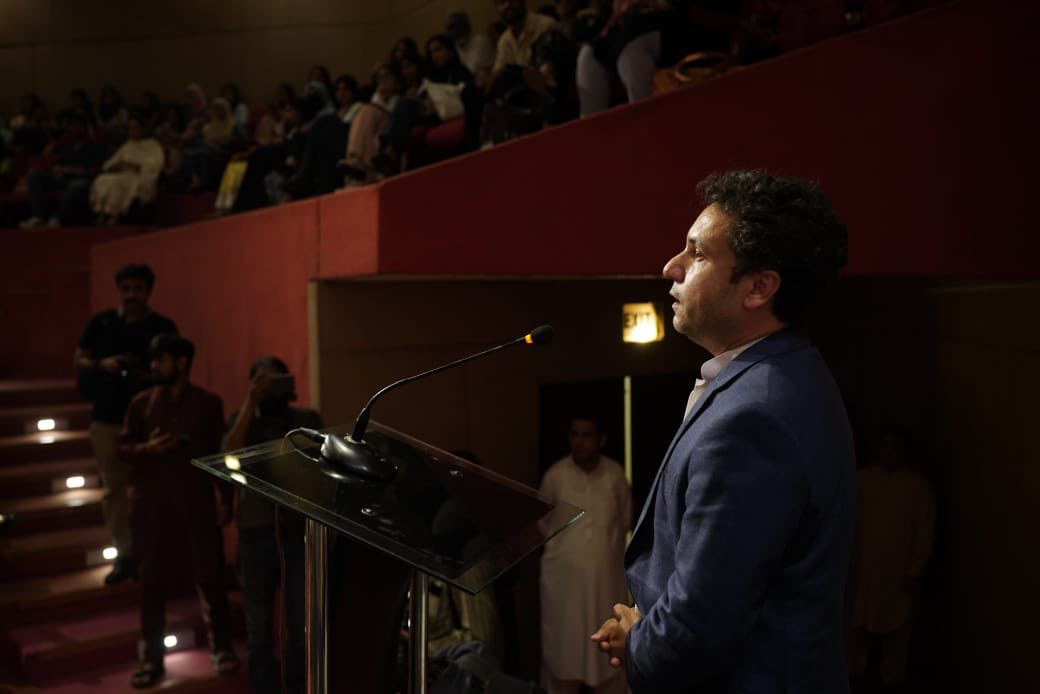 razi_ahmed_'s tweet image. Alhamra presented its twentieth Young Artists’ exhibition (runs through May 30). This exhibition showcases the talent of artists from all over Pakistan and is a testament to the ingenuity and vibrancy of these creative individuals. 🇵🇰 #alhamra #pakistaniart