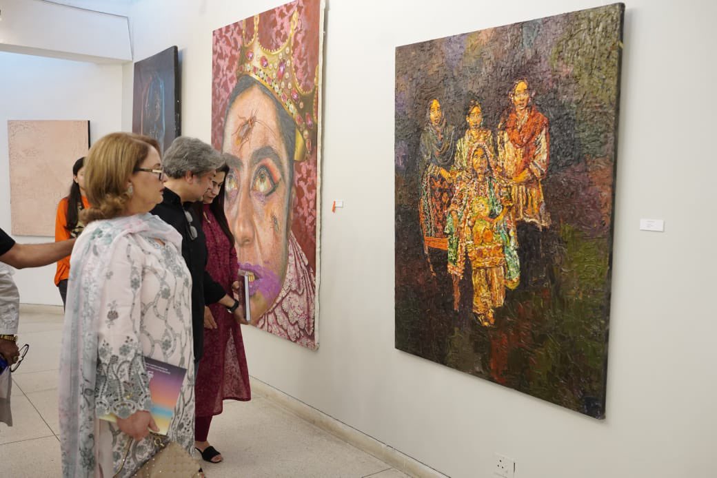 razi_ahmed_'s tweet image. Alhamra presented its twentieth Young Artists’ exhibition (runs through May 30). This exhibition showcases the talent of artists from all over Pakistan and is a testament to the ingenuity and vibrancy of these creative individuals. 🇵🇰 #alhamra #pakistaniart