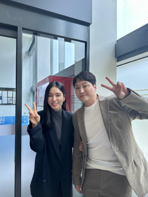midoringed's tweet photo. AAAAAAA EUNJIN AND DAEMYEUNG PHOTO BEHIND THE SCENES POSTED BY EUNJIN 😭💛😭💛😭💛 MY GOMGOM COUPLE, I MISSED YOU BOTH SO MUCH!! 

#ResidentPlaybook #ResidentPlaybookEp12 https://t.co/iC9Mh0sb09