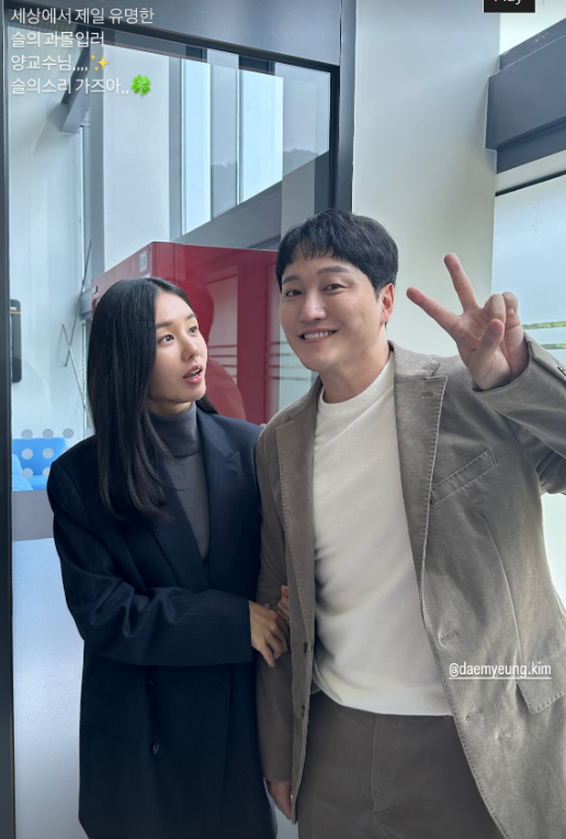 midoringed's tweet photo. AAAAAAA EUNJIN AND DAEMYEUNG PHOTO BEHIND THE SCENES POSTED BY EUNJIN 😭💛😭💛😭💛 MY GOMGOM COUPLE, I MISSED YOU BOTH SO MUCH!! 

#ResidentPlaybook #ResidentPlaybookEp12 https://t.co/iC9Mh0sb09