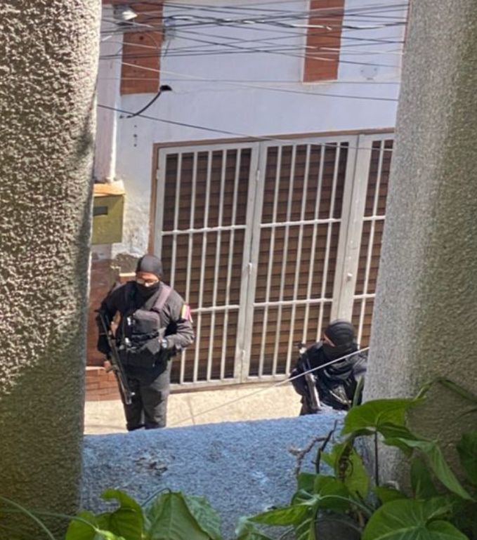 Al profesor UCVista Juan Barreto le han colocado vigilancia policial hasta por 17 días continuos. No lo dejan salir de su casa, no le permiten ingreso de familiares o amigos. Ha perdido consultas médicas porque no puede salir. 
Acosan también a los vecinos.