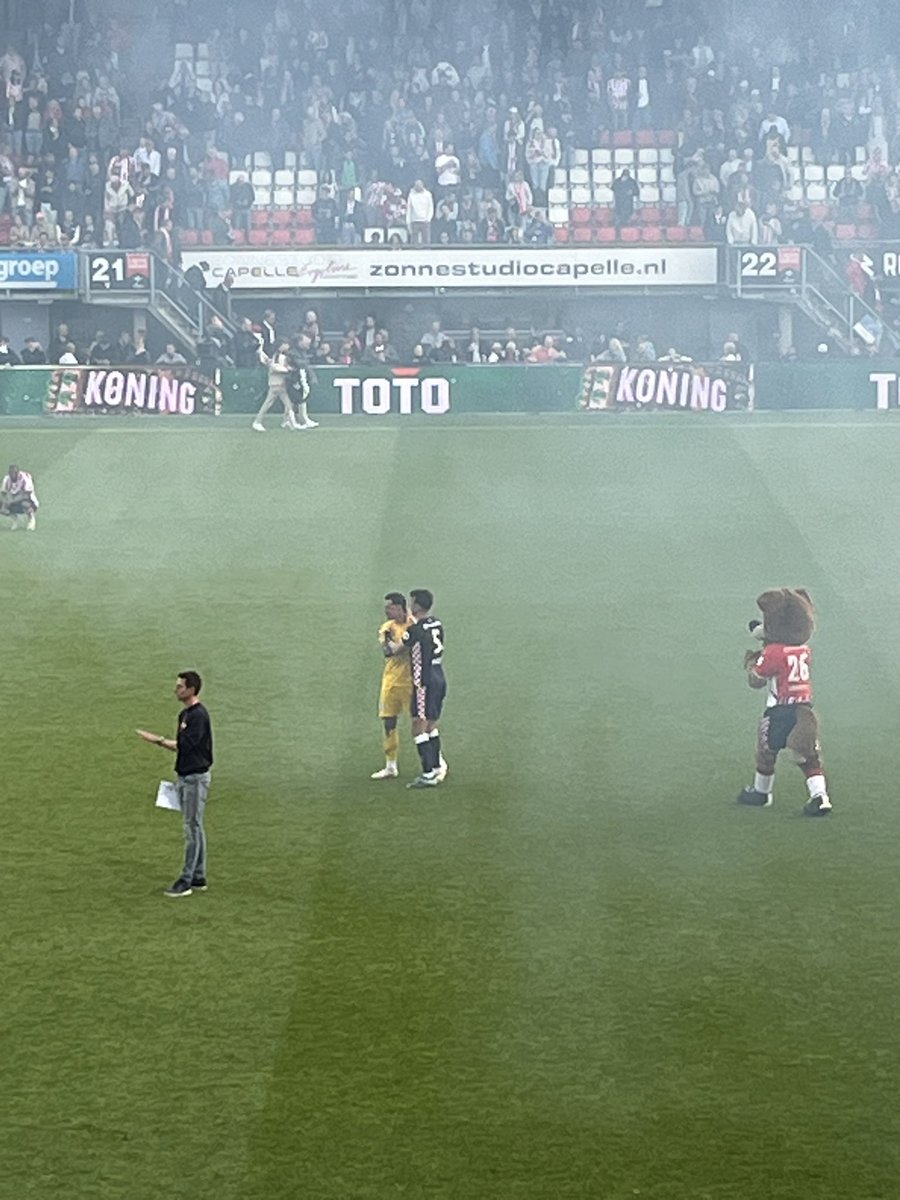 Wat een beeld. Terwijl PSV massaal feest viert, blijft de 36-jarige Perisic moegestreden achter. Geweldige sportman. #spapsv