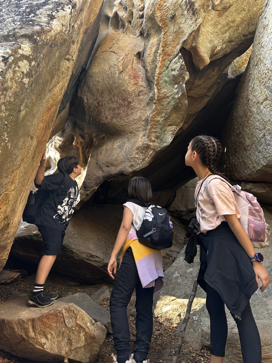 “Zamanın Gölgesinde Latmos” kitabımızı sunmaktan gurur duyarız. 8.000 yıl öncesine uzanan kaya resimleriyle Anadolu’da “aile” figürlerinin ilk kez resmedildiği Latmos, öğrencilerimin kalemiyle yeniden hayat buldu.<a href="/MarmarisMem/">Marmaris İlçe Millî Eğitim Müdürlüğü</a> <a href="/mugla_mem/">Muğla İl Millî Eğitim Müdürlüğü</a> <a href="/emrecay55/">Emre ÇAY</a> <a href="/idrisakbiyik/">Dr. İdris AKBIYIK</a> <a href="/tcmuglavaliligi/">Muğla Valiliği</a>