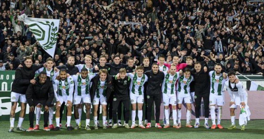 WFCGRONINGEN's tweet photo. Geen play offs, Maar wel ongekend trots op onze jongens

Thuis waren we bijna onverslaanbaar wat ongekend knap is 

En #fcgroningen heeft een fantastische prestatie neergezet door te handhaven met maar liefst 10! Jongens uit eigen jeugd #lowej

FC GRONINGEN💚🤍

1/3 https://t.co/g25D5bF0vW