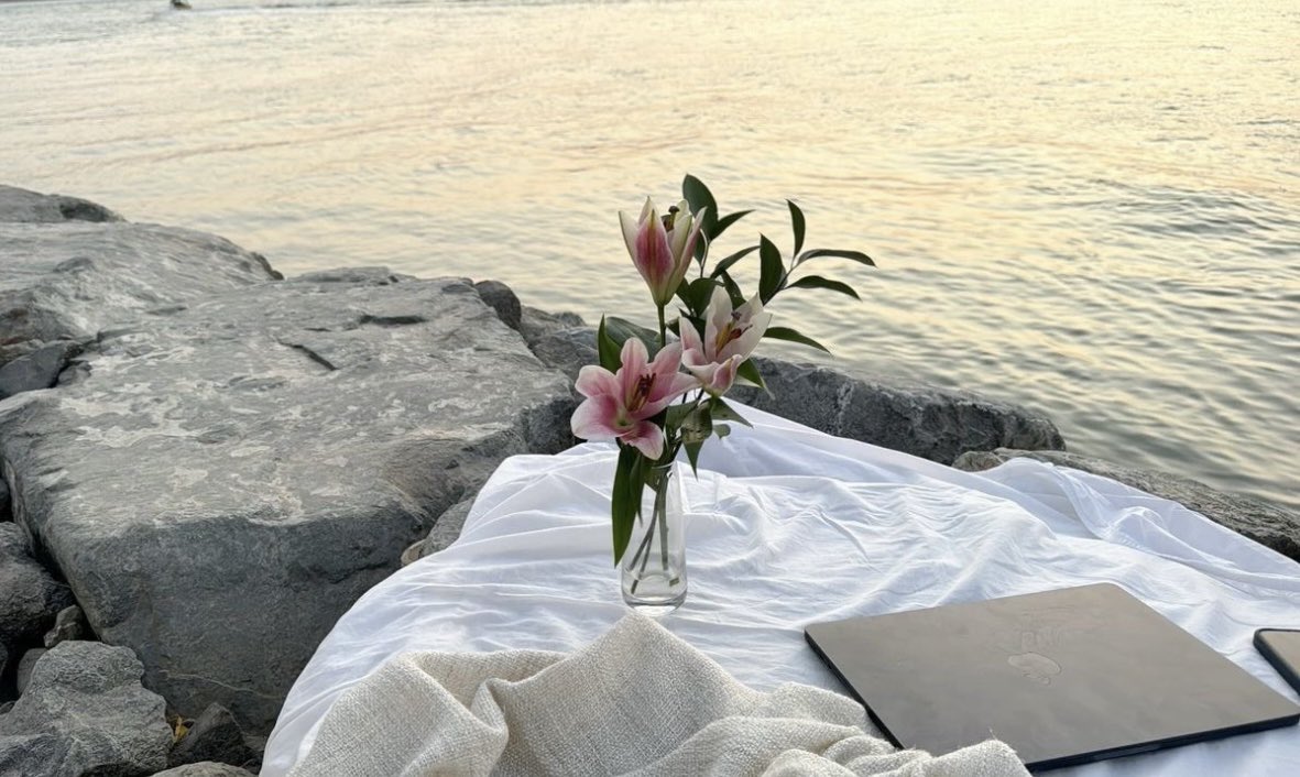 Deste Seç🩶

“ Olası Aşk Gündemi ”

Destelerden birini seçip yorumlarda belirtebilirsiniz, açıklandığı zaman beğeniyorum ki haberiniz olsun