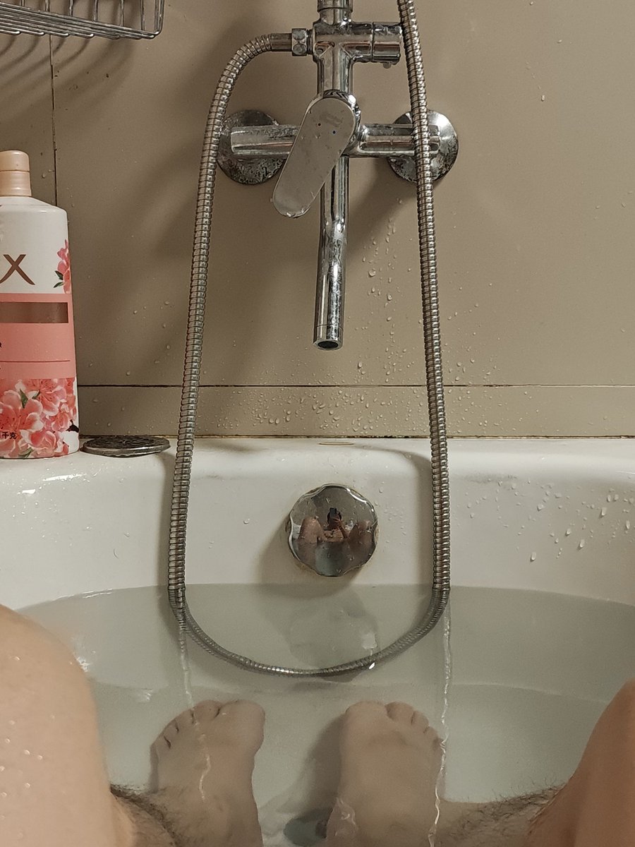 今天在小花园里挖呀挖呀挖。。
挖了106个🕳️，种了106个珊瑚树
老腰累断了，想去SPA一下，天太晚了
就在家浴缸泡个澡。。。
在边泡边玩手机的时候，鬼使神差的发现一个拍照点。
我给你们模拟一下，谁能帮我复刻一下不，让我涩涩（我尴尬的脚趾都扣起来了）