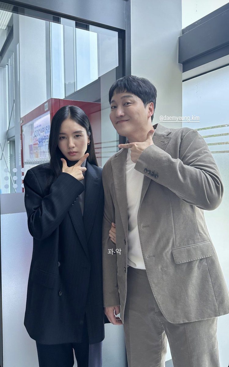 교수쀼사진보니까 새삼 고백 다섯번만 해도될지 물어보던 추추가 결혼해서 잘사는거보니 내가 다 기분이 좋음 🥹