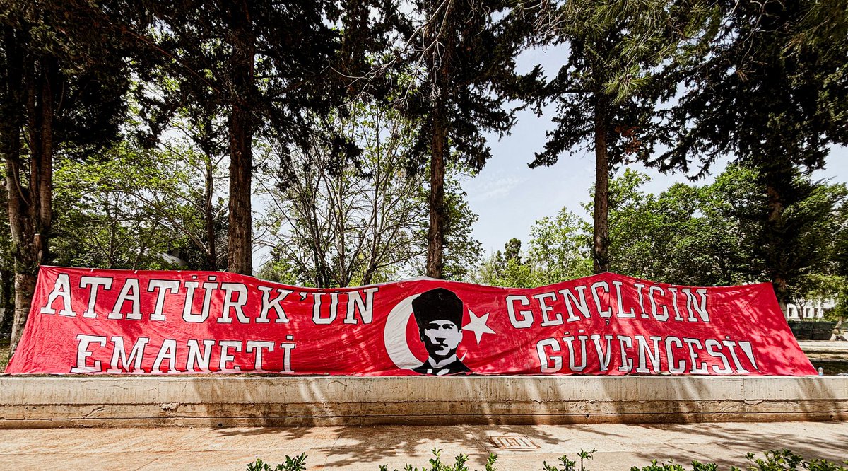 adanademiruni's tweet photo. 19 Mayıs Atatürk’ü Anma, Gençlik ve Spor Bayramı’nda, Gazi Mustafa Kemal Atatürk’ün biz gençlere emanet ettiği Cumhuriyeti ve onun değerlerini onurla sahipleniyoruz.

“Atatürk’ün Emaneti, Gençliğin Güvencesi” pankartımızı, Adana’nın kalbinde yer alan ve bizler için büyük anlam taşıyan Çukurova Üniversitesinde sergiledik.

Adana Demirspor sevdasıyla büyüyen, Cumhuriyet bilinciyle yoğrulan biz Üni-Adana Demir ailesi olarak; bu özel günü daha anlamlı kılmak için bu çalışmaya imza attık. Tüm Arkadaşlarımızın 19 Mayıs Atatürk’ü anma gençlik ve spor bayramını kutlarız.
#üniadanademir
#19MayısGenclikveSporBayramı