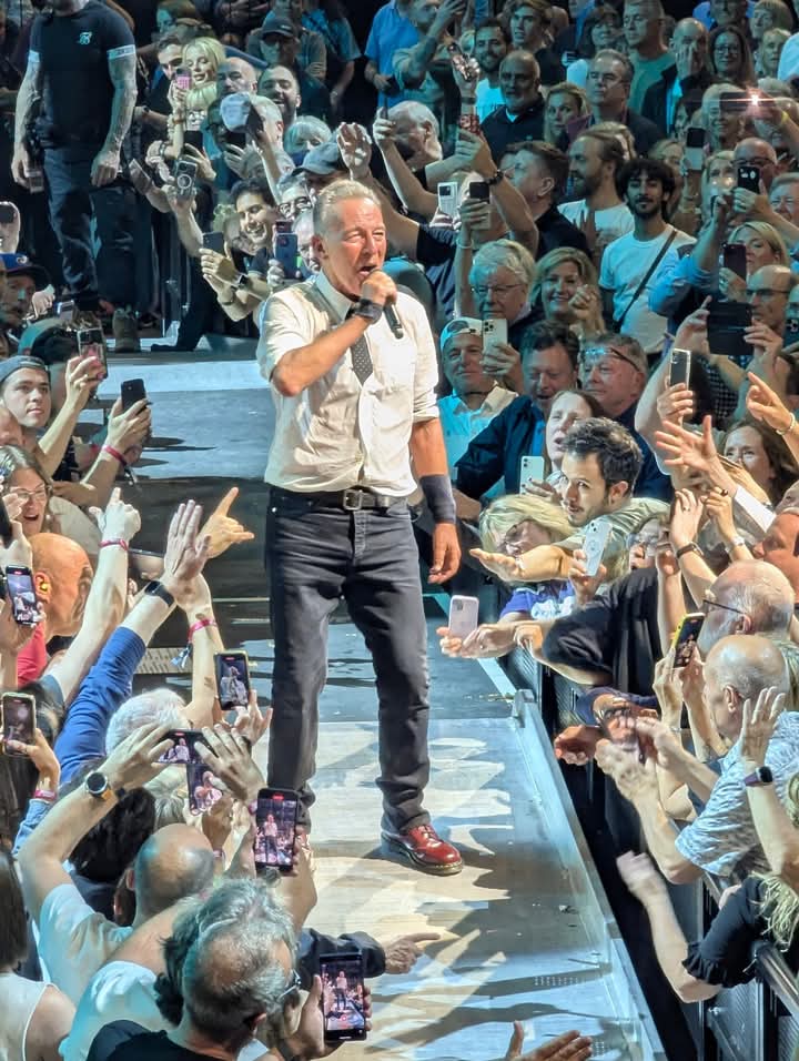 VLafora's tweet photo. Bona vesprada. Good afternoon. Buenas tardes @springsteen & #estreetband in Manchester
May 17, 2025 #LOHADTOUR
"The River" πΉ By #PaulAplleton
A Night To Remember!
https://t.co/MeGG84kMVN
@Mosqueter4 @BDoltri @NJMusicFun2 @dolphinhope13 @Paulhaider74 @UnspinRoom @Danny_Clinch https://t.co/4Vk4yu0X9g