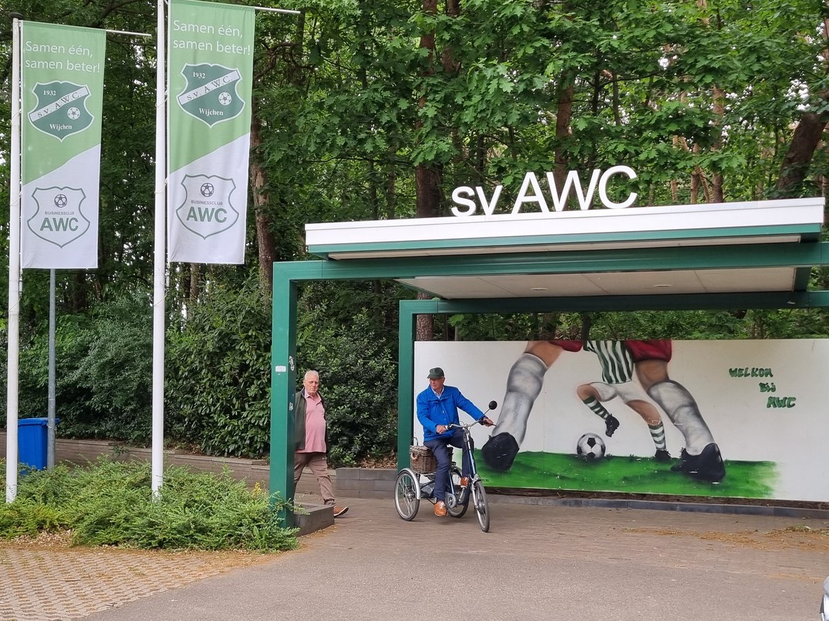 Berdje70's tweet photo. Middagje #groundhopping in de Vierde divisie op Sportpark De Wijchert waar AWC in de race voor deelname aan de playoffs een dure thuisnederlaag leed. Het bezoekende Wittenhorst maakte een prima indruk en draaide na rust een 2-1 achterstand om in een dikverdiende 2-4 zege. #awcwit https://t.co/DfrvhfLmMI