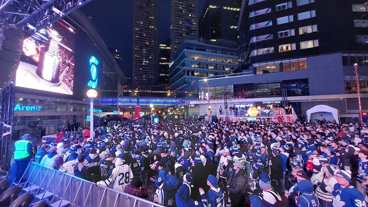 RossyOnTheMic's tweet photo. Alright #LeafsNation

My request is simple.

Whether you are in @ScotiabankArena or Maple Leaf Square or in front of your TV, tonight, I want you to be so loud, that I am impossible to hear....All. Night. Long.

Pass it on!

Go Leafs Go!!!!

#LeafsForever https://t.co/tr501me3lo