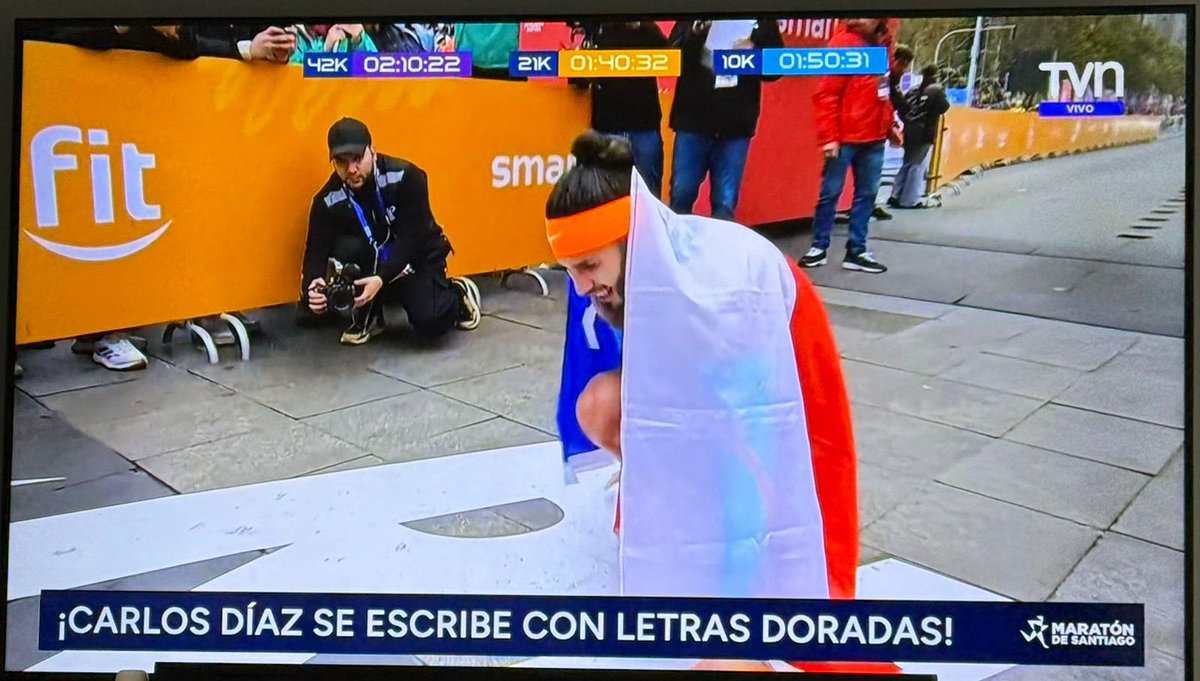 Felicitaciones a Carlos Díaz por su extraordinario triunfo en la Maratón de Santiago , que deja el nombre de Chile en lo más alto !! 🇨🇱 Un reconocimiento también a todos quienes se animaron a competir este domingo , profesionales y aficionados !