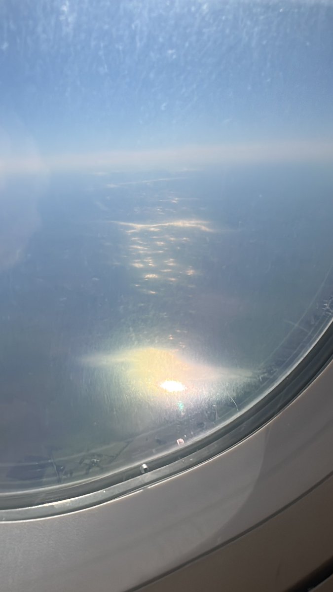Estoy volando a Suecia, y viajo x Ezeiza. Es una verdadera catástrofe lo que pasó con la lluvia, todo inundado se ve desde el avión. (La ventana está más rayada que la mujer que ve hologramas)