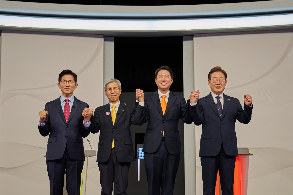 오늘 열린 1차 대통령선거 후보자 토론회에서 우리 사회가 당면한 현실적 과제와 미래 비전에 대해 치열하게 논의했습니다.

대한민국의 미래는 누가 대통령이 되느냐가 아니라, 어떤 나라를 만들어가느냐에 달려 있습니다. 

국민의 유능한 일꾼, 유용한 도구가 되어 새로운 대한민국을 반드시