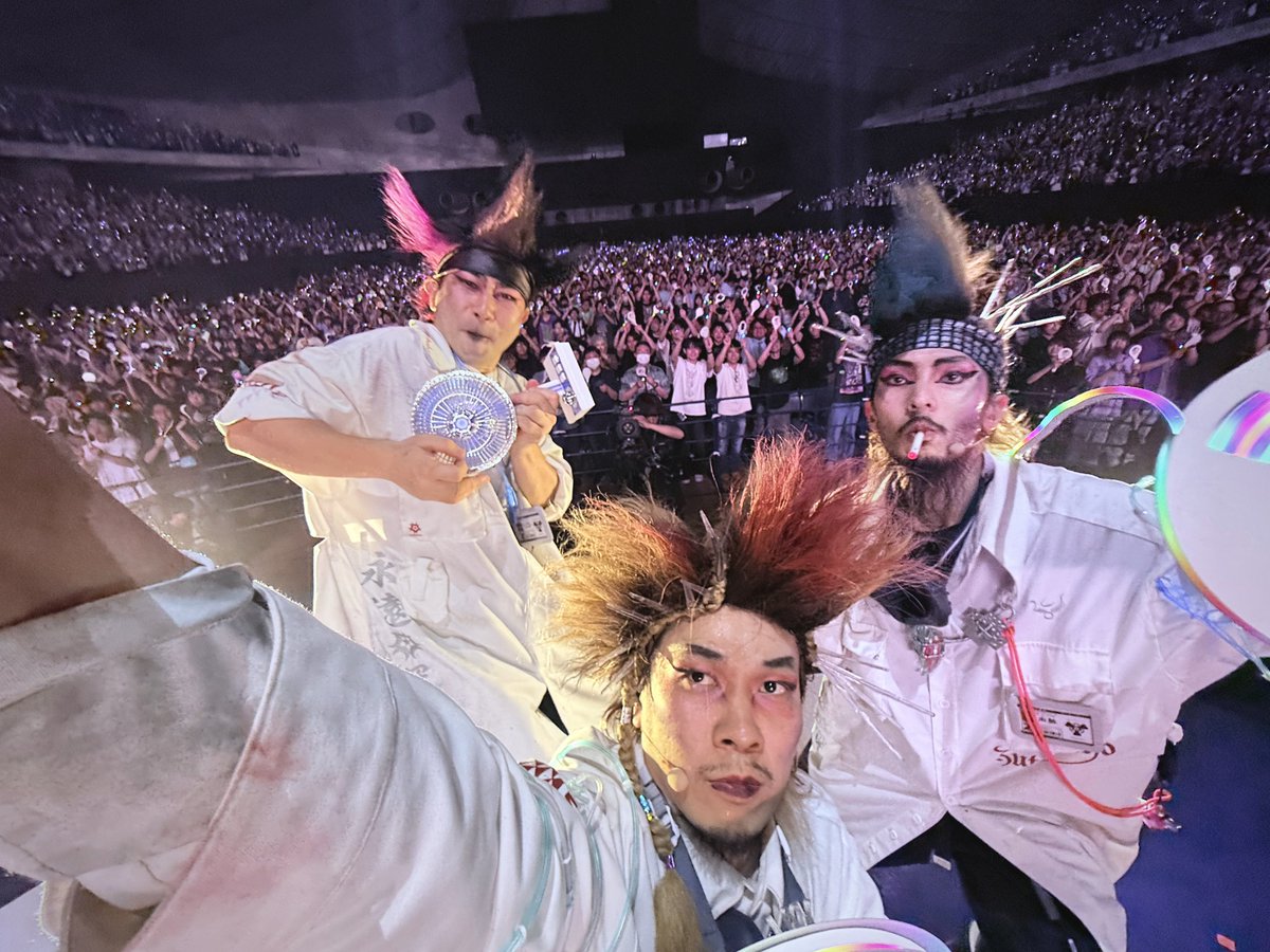 ORE_theOfficial's tweet photo. 「人類の疑問と挑戦」永遠深夜万博'70がここに閉幕いたしました。沢山のご来場本当にありがとうございました。
皆様が裏1970年を体験したことで因果がもつれ、今日この日に裏2025年が顕現しました。
これでいつでも真ん中のホールを通れます。
またマグネシアの地でお会いしましょう！
#ずとまよ #名巧 https://t.co/WCDUdWc7jx