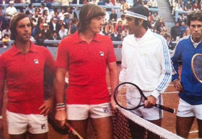 Due magliette rosse nello stadio della morte

-Paolo, ce l' hai la maglietta rossa?
-Si perché ? Che vuoi fa'
-Oggi giochiamo con quelle 
Ma tu sei matto, qui ci arrestano!

 Vincemmo in quattro Set

1976, Santiago del Cile
Adriano Panatta Paolo Bertolucci

#ilValoreDelloSport