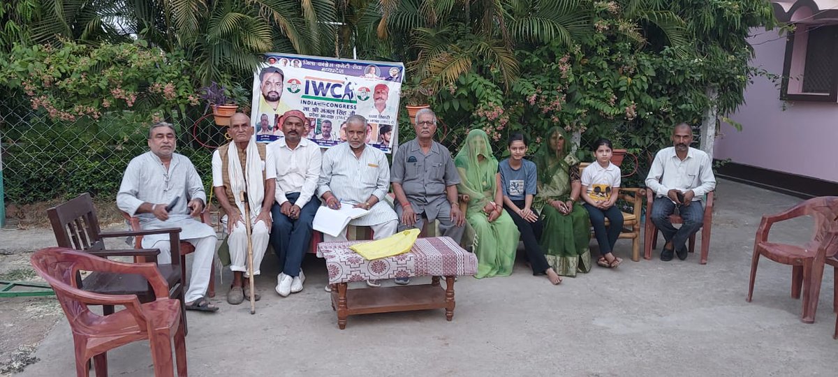 iwcmp_23's tweet photo. आज राउरा गाव मे 10th class की छात्रा को 96% लाने की खुशी में उसको #IWC रीवा मध्य प्रदेश के सभी सदस्य मिलकर सम्मानित किया
नेता प्रतिपक्ष @RahulGandhi जी
@UWCforYouth
@NiyatiObhan
@SupriyaShrinate
#iwcmp https://t.co/1bX9hb3gNX