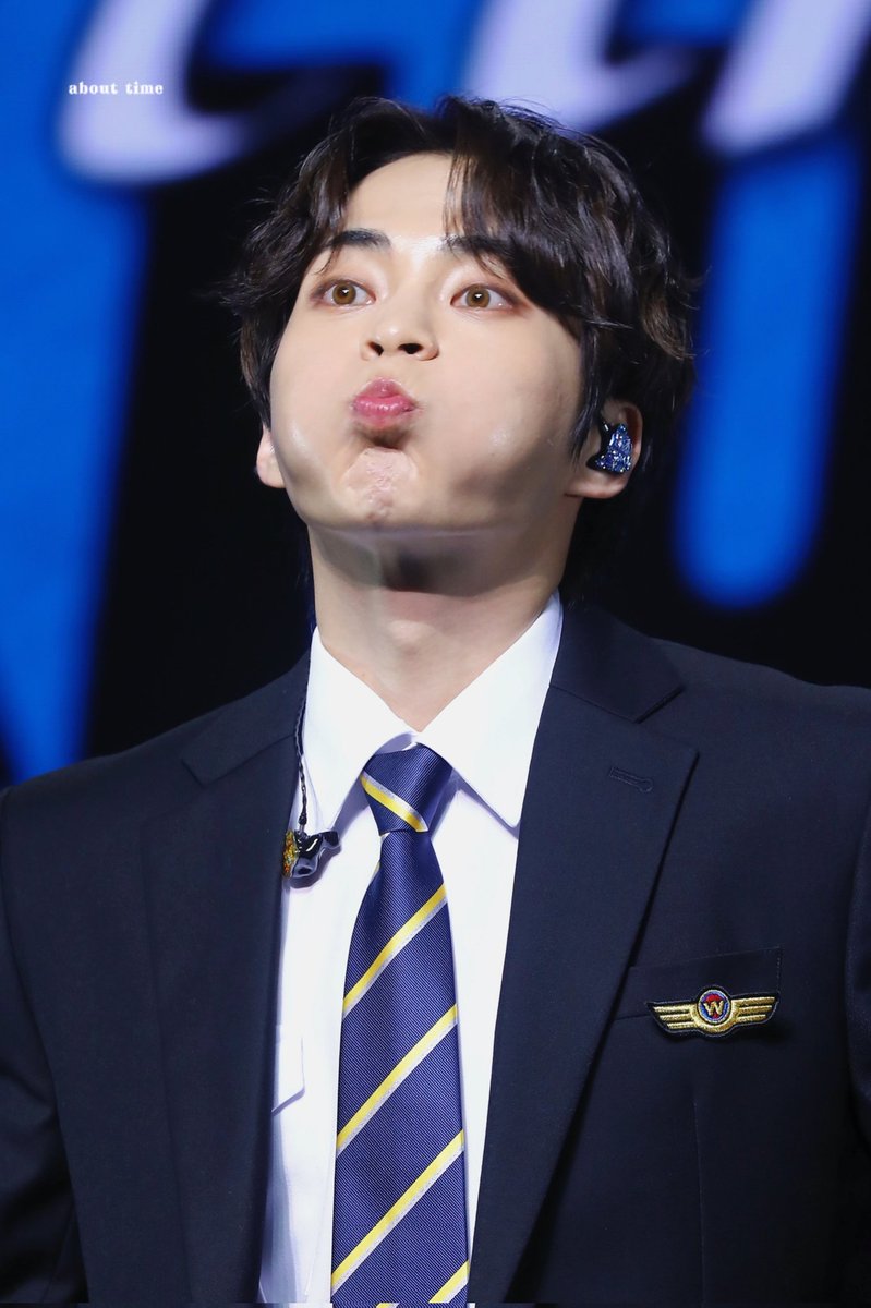AboutTime326's tweet photo. 20250517 2025 XIUMIN FAN CONCERT 
< X Times ( ) > in MACAU

好端端穿機長服 裝什麼可愛！（好愛的意思

#XIUMIN #시우민 #김민석 https://t.co/ZXyPihBSYR