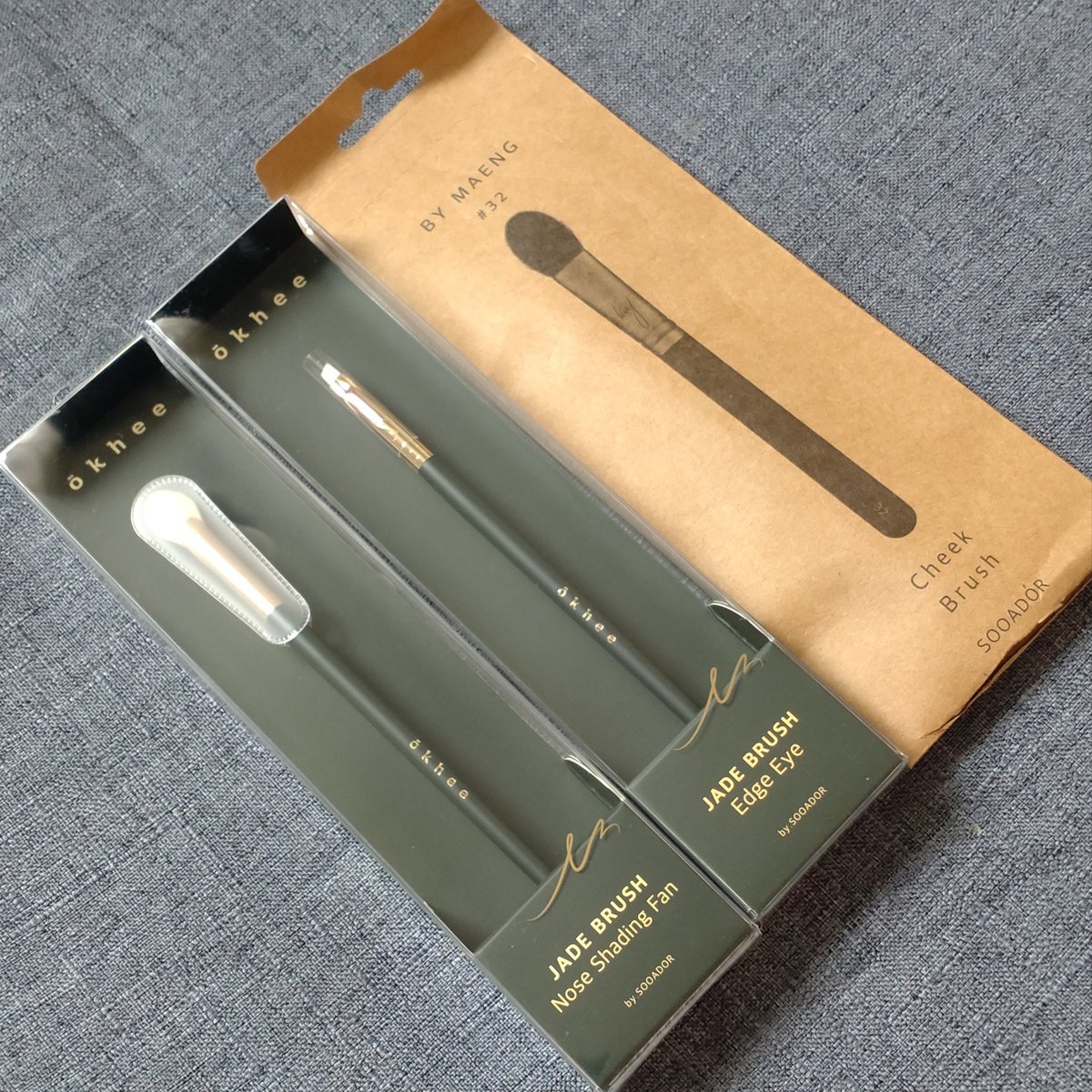 shiyocco's tweet photo. ✔32 チークブラシ
密度の濃いしなやかな毛がほどよく粉を含みムラなくチークを発色させてくれます
小ぶりな毛先で欲しい位置に望むサイズでふわっと描けるブラシです
@SOOADOR_JP
#スアドール #SOOADOR #BYMAENG #okhee #メイクブラシ #メイクグッズ #アイメイクブラシ #チークブラシ https://t.co/zJOttNFZa2