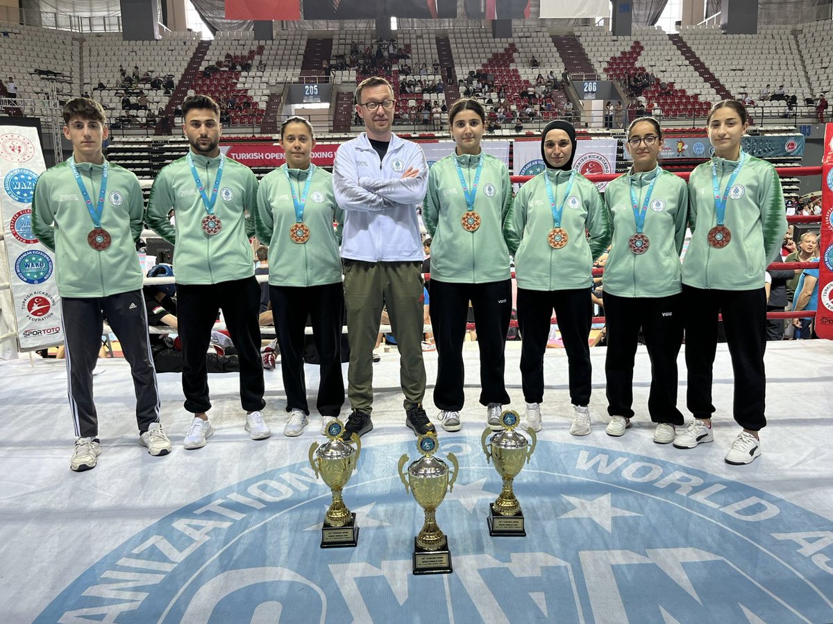 Selcuklubelspor's tweet photo. Kick Boks Takımımız,
Dünya Kupasına damga vurdu! 🇹🇷🥊

41 ülkeden 3500 sporcunun katılımıyla Antalya’da düzenlenen Kick Boks Dünya Kupasına Selçuklu Belediyespor Kulübü Kick Boks Takımımız damga vurdu. 
Müsabakalardan, 3 Dünya Şampiyonluğu, 2 Dünya İkinciliği ve 2 Dünya Üçüncülüğü ile dönerek kulübümüzü ve ülkemizi gururla temsil eden sporcularımızı ve antrenörlerimizi tebrik ediyoruz. 👏🏻👏🏻

Gençler 👇🏻
🥇 Reyyan Kubilay (56 kg)
🥇 Mina Köroğlu (70 kg)
🥇 Kübra İnceli (65 kg)
🥈 Meryem Özkan (52 kg)
🥉 Tamer kurt (57 kg)
🥉 Saliha Köroğlu (52 kg)

Büyükler 👇🏻
🥈Çetin Karapınar (71 kg)

#SporunMerkeziSelçuklu