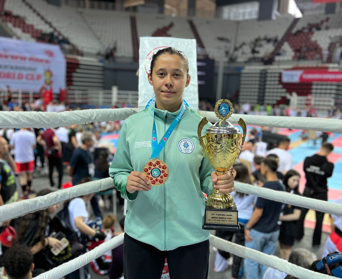 Selcuklubelspor's tweet photo. Kick Boks Takımımız,
Dünya Kupasına damga vurdu! 🇹🇷🥊

41 ülkeden 3500 sporcunun katılımıyla Antalya’da düzenlenen Kick Boks Dünya Kupasına Selçuklu Belediyespor Kulübü Kick Boks Takımımız damga vurdu. 
Müsabakalardan, 3 Dünya Şampiyonluğu, 2 Dünya İkinciliği ve 2 Dünya Üçüncülüğü ile dönerek kulübümüzü ve ülkemizi gururla temsil eden sporcularımızı ve antrenörlerimizi tebrik ediyoruz. 👏🏻👏🏻

Gençler 👇🏻
🥇 Reyyan Kubilay (56 kg)
🥇 Mina Köroğlu (70 kg)
🥇 Kübra İnceli (65 kg)
🥈 Meryem Özkan (52 kg)
🥉 Tamer kurt (57 kg)
🥉 Saliha Köroğlu (52 kg)

Büyükler 👇🏻
🥈Çetin Karapınar (71 kg)

#SporunMerkeziSelçuklu