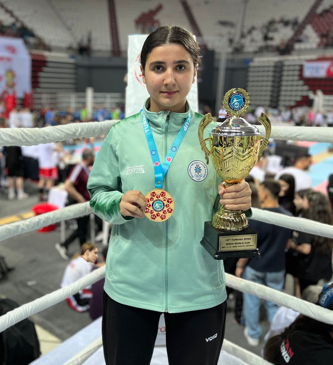 Selcuklubelspor's tweet photo. Kick Boks Takımımız,
Dünya Kupasına damga vurdu! 🇹🇷🥊

41 ülkeden 3500 sporcunun katılımıyla Antalya’da düzenlenen Kick Boks Dünya Kupasına Selçuklu Belediyespor Kulübü Kick Boks Takımımız damga vurdu. 
Müsabakalardan, 3 Dünya Şampiyonluğu, 2 Dünya İkinciliği ve 2 Dünya Üçüncülüğü ile dönerek kulübümüzü ve ülkemizi gururla temsil eden sporcularımızı ve antrenörlerimizi tebrik ediyoruz. 👏🏻👏🏻

Gençler 👇🏻
🥇 Reyyan Kubilay (56 kg)
🥇 Mina Köroğlu (70 kg)
🥇 Kübra İnceli (65 kg)
🥈 Meryem Özkan (52 kg)
🥉 Tamer kurt (57 kg)
🥉 Saliha Köroğlu (52 kg)

Büyükler 👇🏻
🥈Çetin Karapınar (71 kg)

#SporunMerkeziSelçuklu