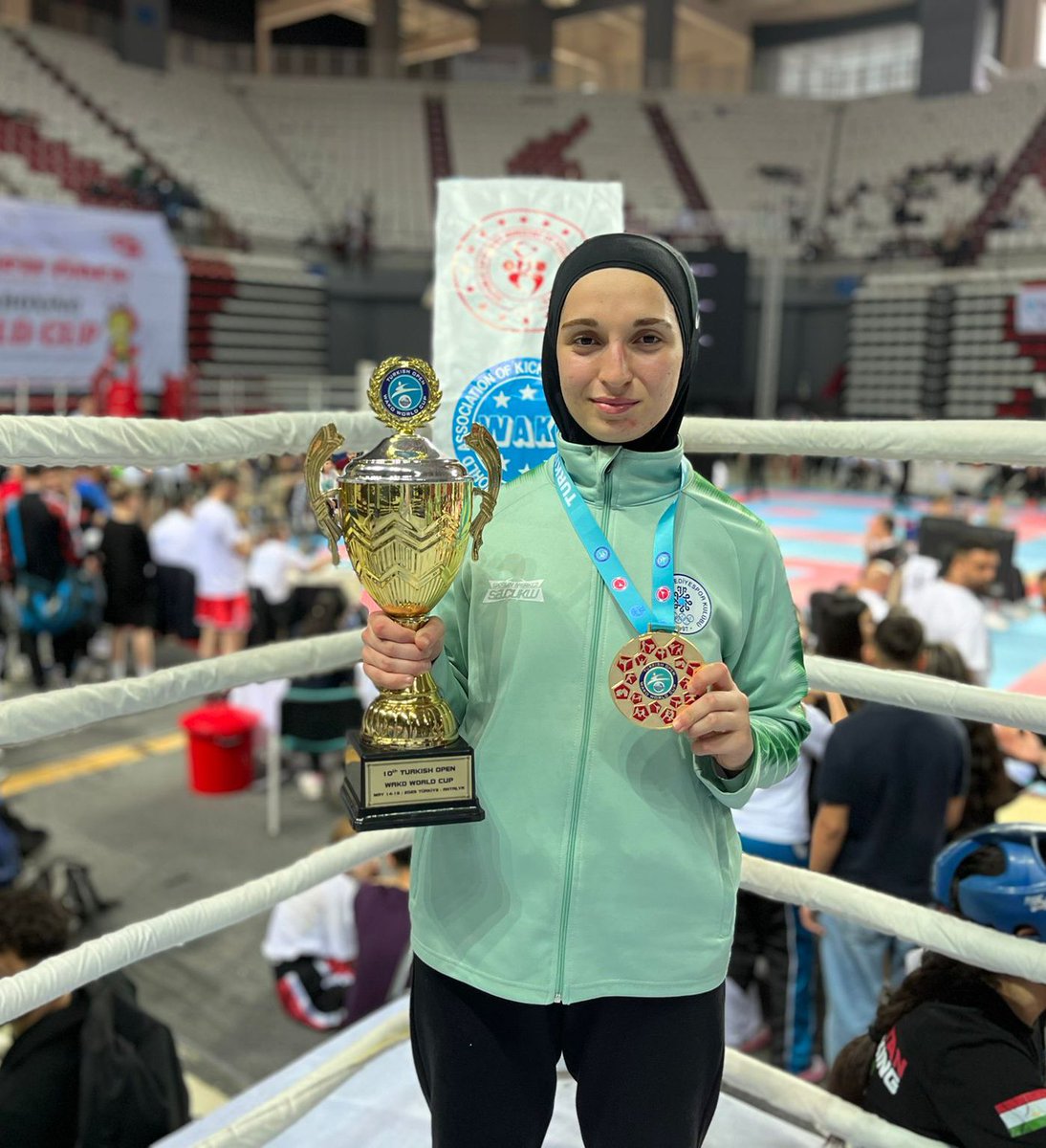 Kick Boks Takımımız,
Dünya Kupasına damga vurdu! 🇹🇷🥊

41 ülkeden 3500 sporcunun katılımıyla Antalya’da düzenlenen Kick Boks Dünya Kupasına Selçuklu Belediyespor Kulübü Kick Boks Takımımız damga vurdu. 
Müsabakalardan, 3 Dünya Şampiyonluğu, 2 Dünya İkinciliği ve 2 Dünya