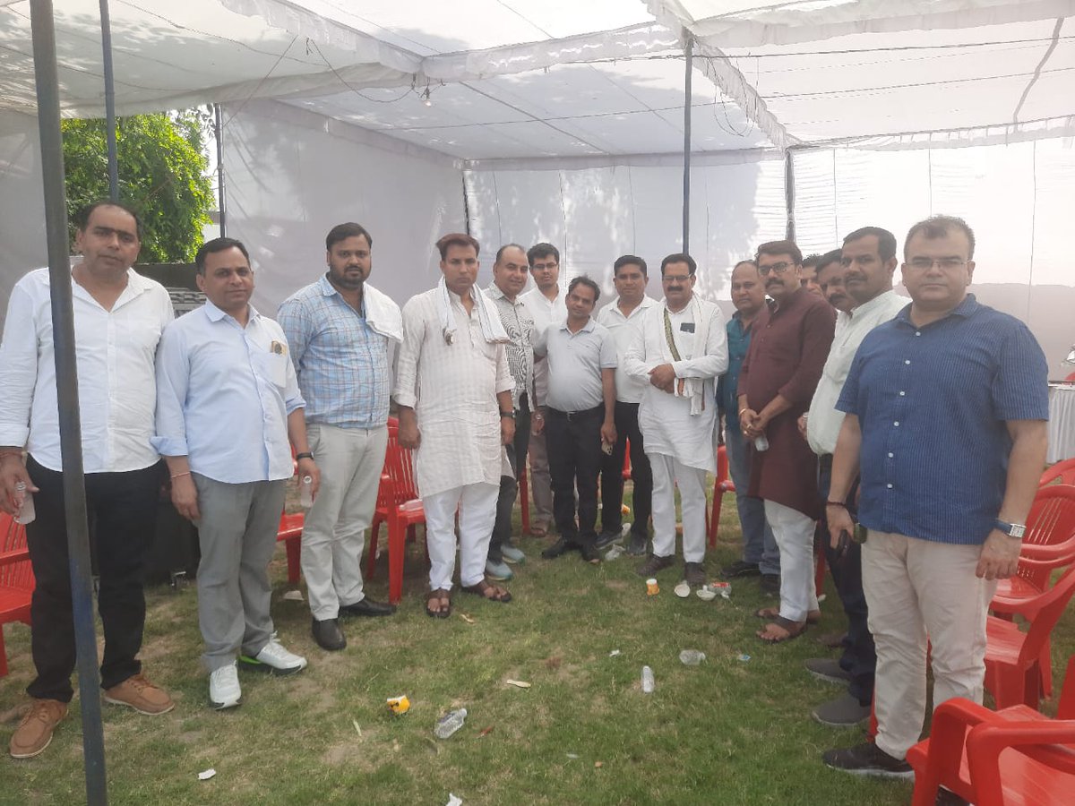 ArpitSharma1510's tweet photo. आज दिनांक 18/05/2025 को मेरठ सहारनपुर व मुरादाबाद के कर्मचारियों का एक प्रतिनिधि मंडल जनप्रतिनिधियों से मिलकर उ०प्र० सहकारी ग्राम विकास बैंक लि० में लागू काले कानून का विरोध किया।
#Devender_Yadav_Suicide_case
#No_Pay_No_Work
#UPSGVB

@narendramodi @AmitShah @myogiadityanath https://t.co/QBqn9EFLdQ