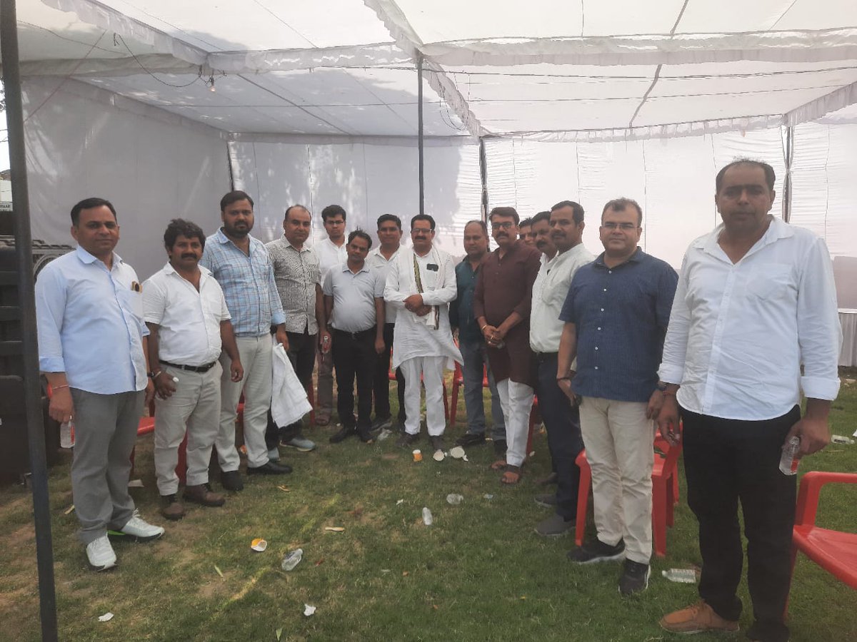 ArpitSharma1510's tweet photo. आज दिनांक 18/05/2025 को मेरठ सहारनपुर व मुरादाबाद के कर्मचारियों का एक प्रतिनिधि मंडल जनप्रतिनिधियों से मिलकर उ०प्र० सहकारी ग्राम विकास बैंक लि० में लागू काले कानून का विरोध किया।
#Devender_Yadav_Suicide_case
#No_Pay_No_Work
#UPSGVB

@narendramodi @AmitShah @myogiadityanath https://t.co/QBqn9EFLdQ